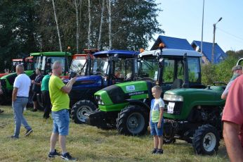 Wjazd II Parady Traktorów organizowanej podczas Święta Suszonej Śliwki.