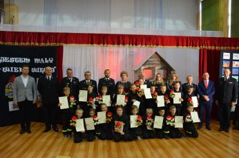 Gala Finałowa projektu "Jestem mały, wiem więcej" z przedstawieniem pt. „Jak Wojtek został strażakiem” w PSP w Wojakowej